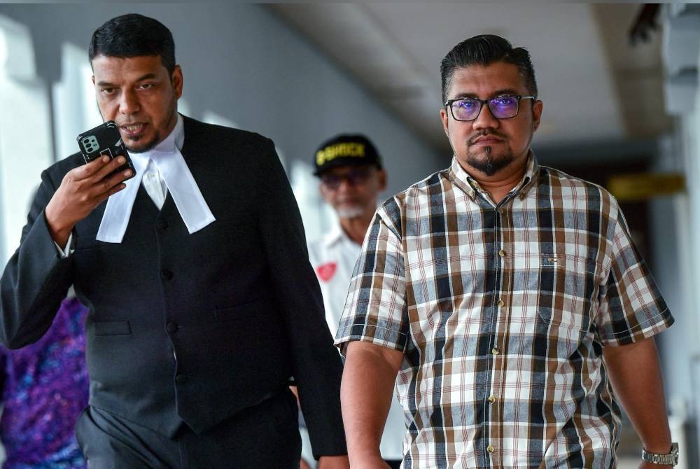 Che'gu Bard (kanan) hadir di Mahkamah Sesyen Kuala Lumpur hari ini. Foto Bernama