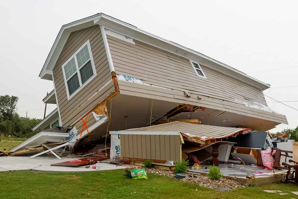 Sebuah rumah roboh selepas dilanda puting beliung di Temple, Texas, Amerika Syarikat pada Khamis.