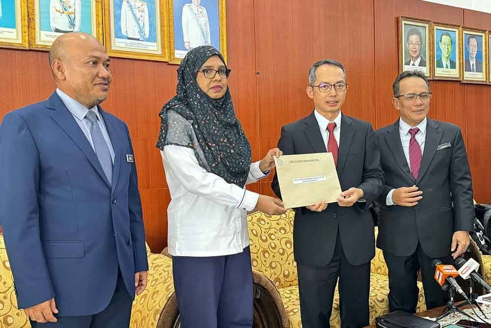 Choo Kiang (dua dari kanan) menyerahkan notis kekosongan kerusi Dun Sungai Bakap kepada Siti Nazariah di Bangunan Dun Pulau Pinang pada Isnin.