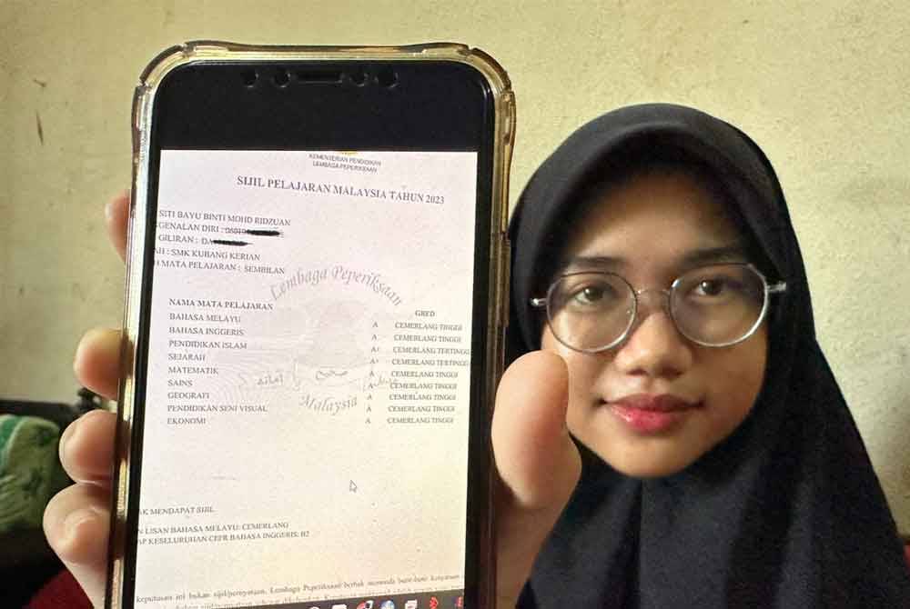 Siti Bayu menunjukkan keputusan SPM 2023 yang diraih.