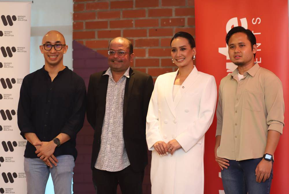 Marsha bersama komposer Hening Rindu, Ikhwan Fatana (kanan) pada majlis pelancaran muzik video lagu berkenaan baru-baru ini. Foto Alternate Records