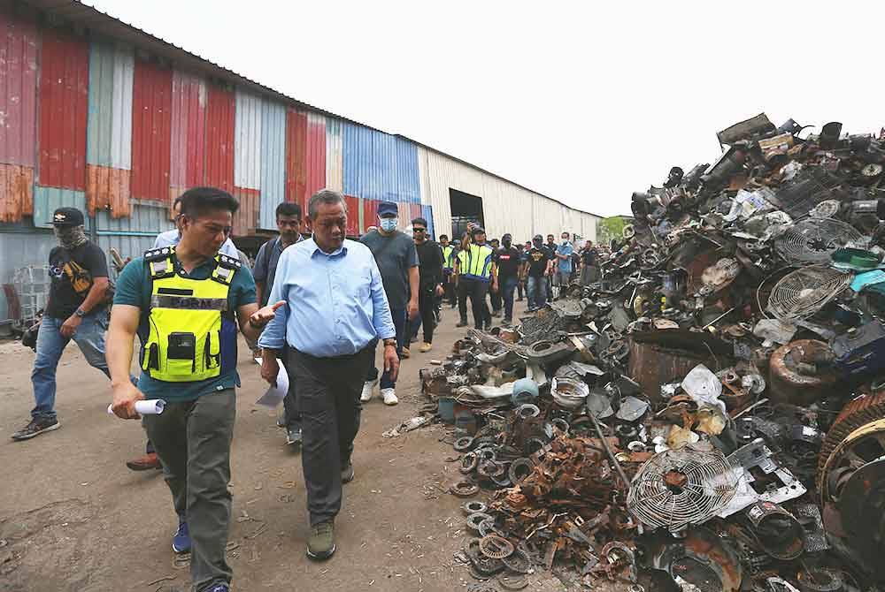 Aminuddin (dua dari kiri) meninjau lokasi serbuan pada Isnin