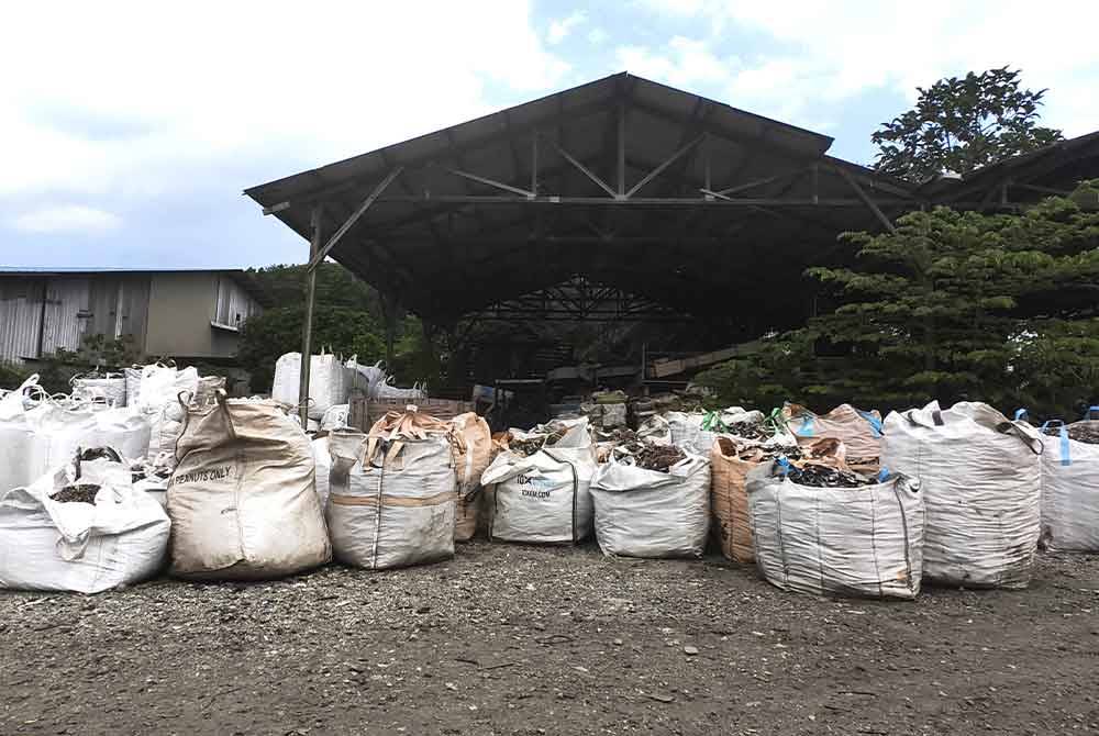 Berpuluh-puluh tan sisa buangan berjadual ditemui di dua kilang di Kuala Sawah, Rantau