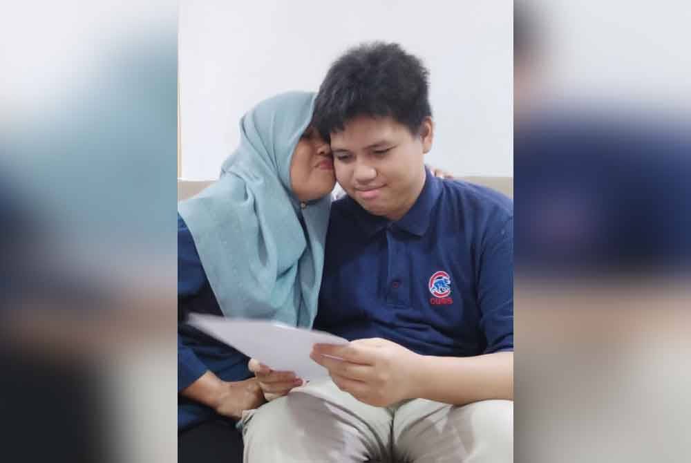 Muhammad Razien dicium ibunya, Rahmah Daud selepas memperoleh keputusan cemerlang dalam SPM.