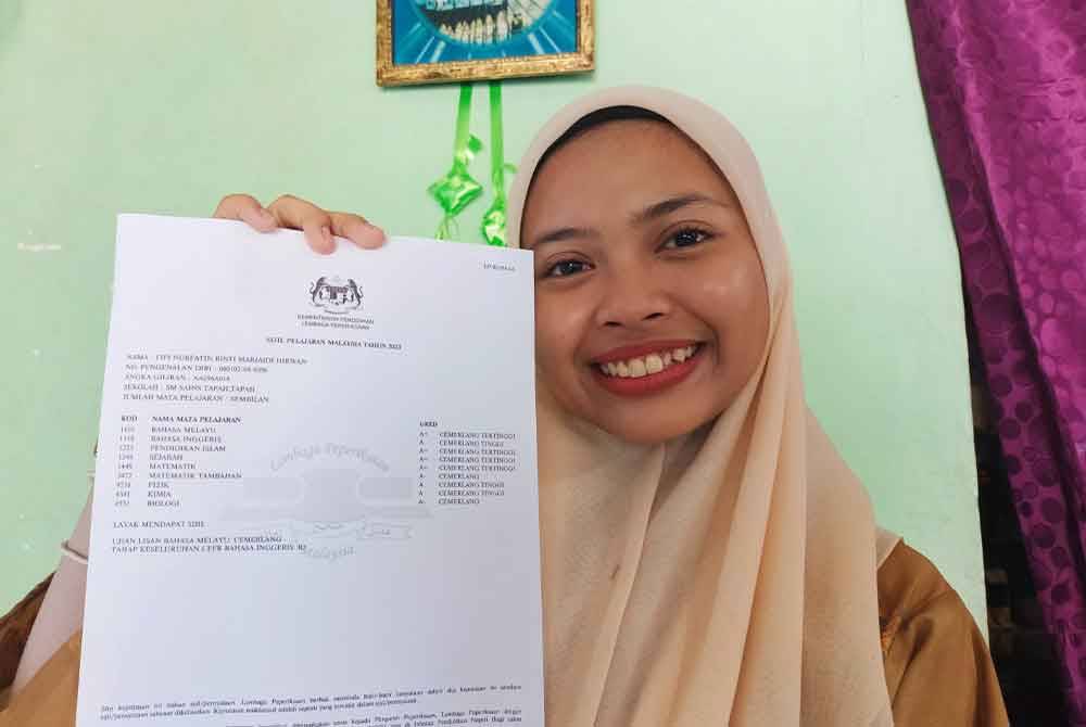 Fifi Nurfatin menunjukkan slip keputusan SPM 2023 yang diperolehi pada Isnin.