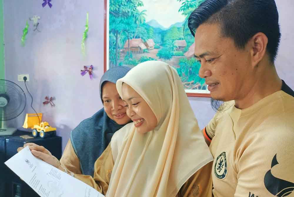 Fifi Nurfatin bersama ibu bapanya ketawa kegembiraan melihat keputusan cemerlang 9A dalam SPM 2023.