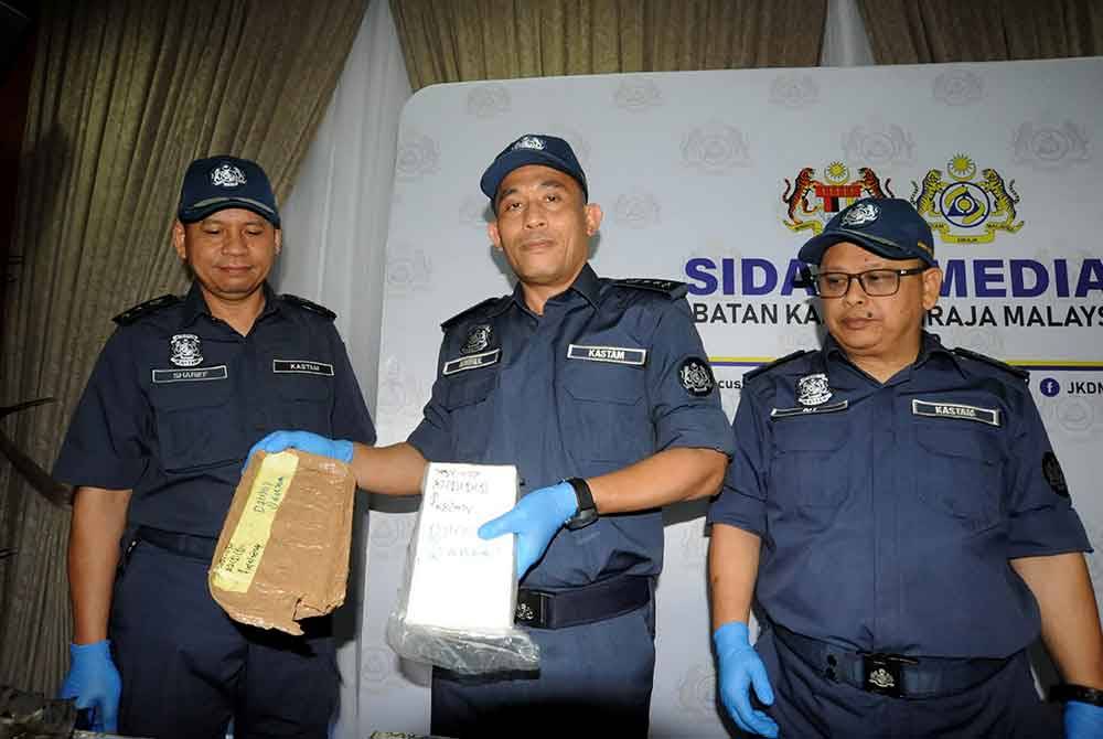 Aminul Izmeer (tengah) menunjukkan rampasan dadah pada sidang media di Menara Kastam Johor, pada Isnin. Foto Bernama