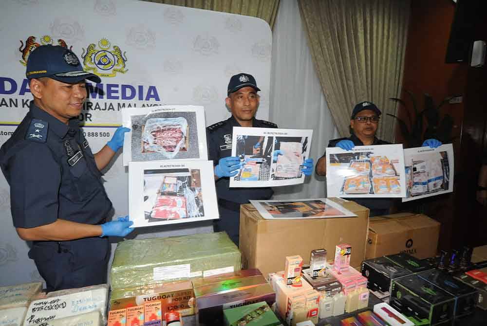 Aminul Izmeer (tengah) menunjukkan rampasan pelbagai daging sejuk beku dipercayai diseludup pada sidang media di Menara Kastam Johor, pada Isnin. Foto Bernama