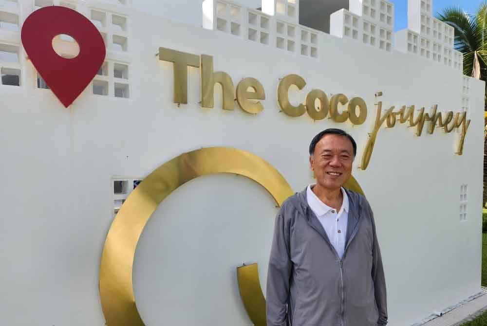 Owen berdiri di hadapan inap dusun yang dibina di Klebang, Melaka.