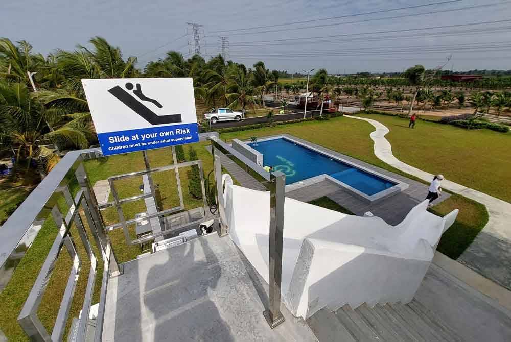 Kemudahan gelongsor yang disediakan kepada pengunjung bersebelahan kolam renang.