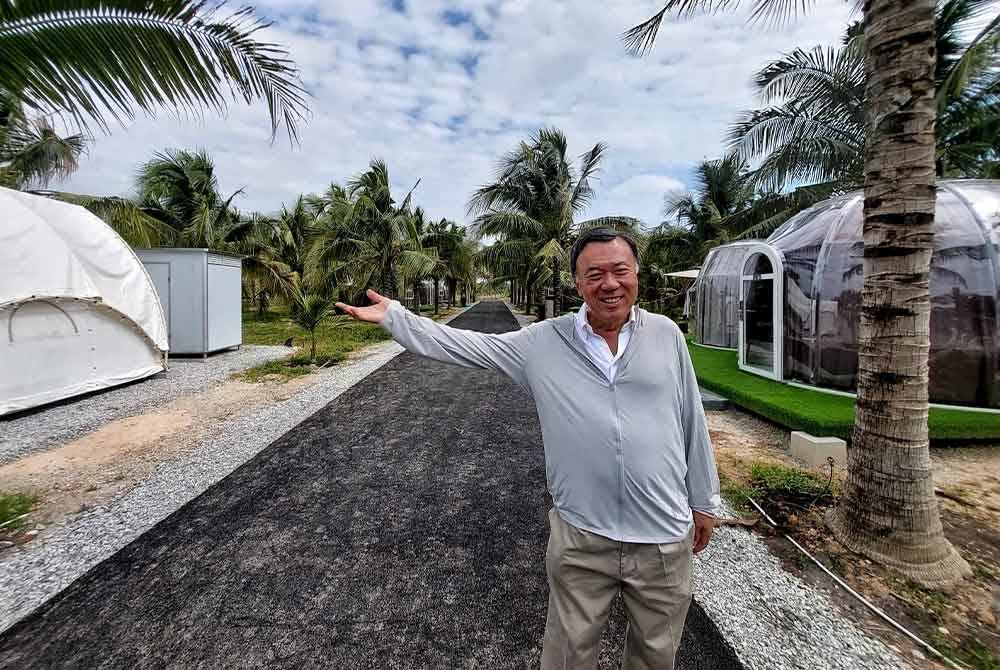 Owen menunjukkan penginapan berbentuk khemah dan kubah lut sinar yang terdapat di The Coco Journey, Klebang