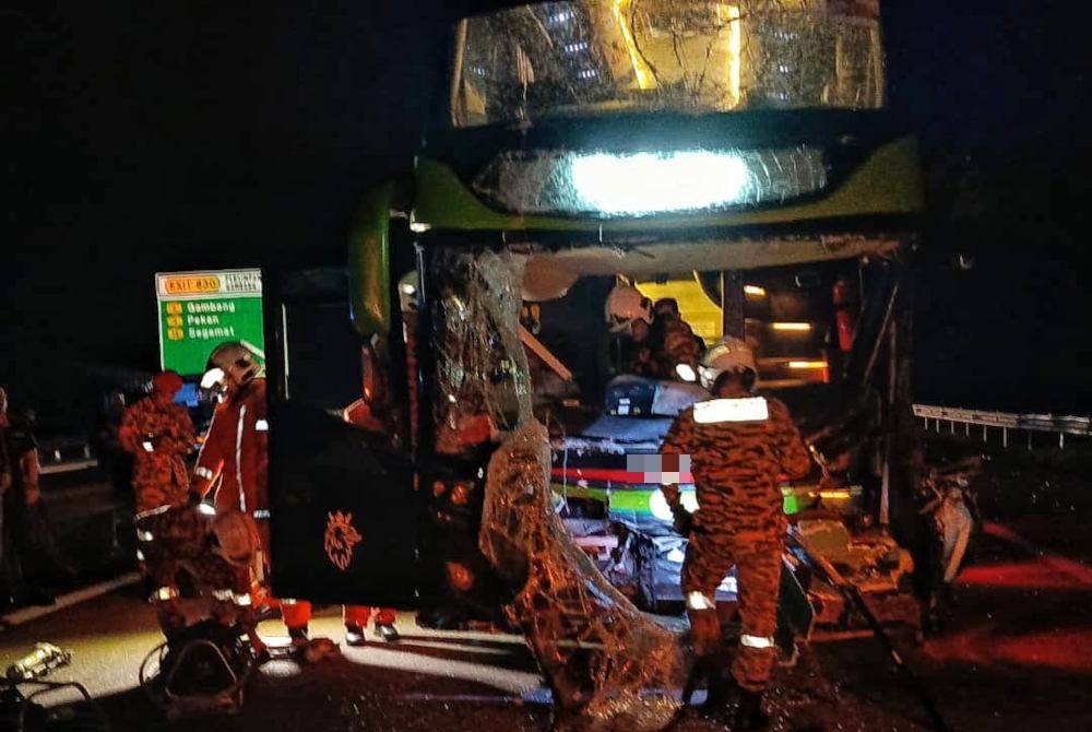 Pasukan BBP Taman Tas melakukan kerja-kerja menyelamat selepas menerima panggilan berhubung kejadian itu awal pagi Selasa. Foto Bomba Pahang