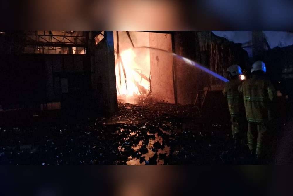 Anggota bomba cuba memadamkan api yang marak di kilang berkenaan. - Foto Jabatan Bomba dan Penyelamat Malaysia (JBPM)