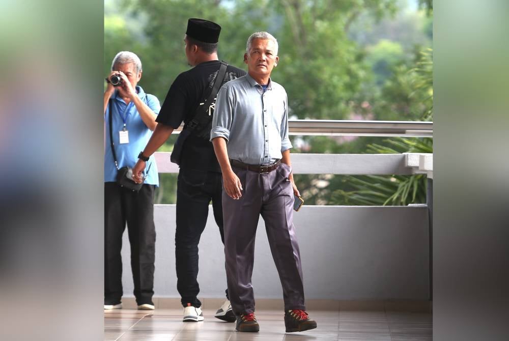 Baharuddin (kanan) ketika hadir di mahkamah.