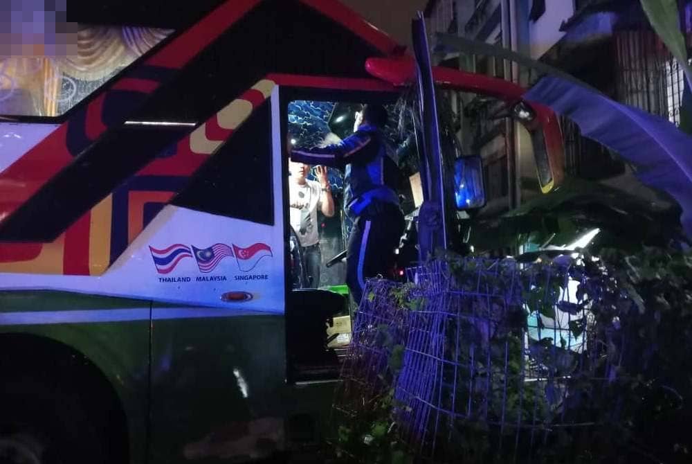 keadaan bas selepas hilang kawalan sebelum terbabas dan merempuh beberapa buah kenderaan dekat Jalan 3/144a berhampiran Maxim Residence Alam Damai pada Ahad.