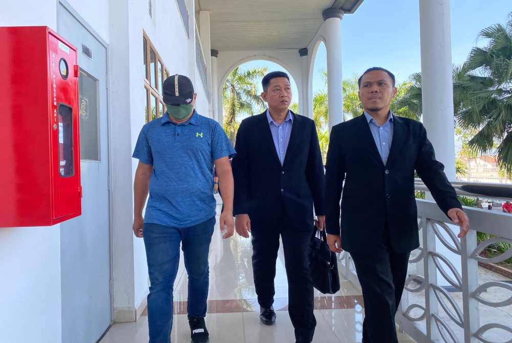 Seorang pegawai polis didakwa di Mahkamah Sesyen Alor Setar pada Selasa atas empat pertuduhan meminta dan menerima wang suapan.