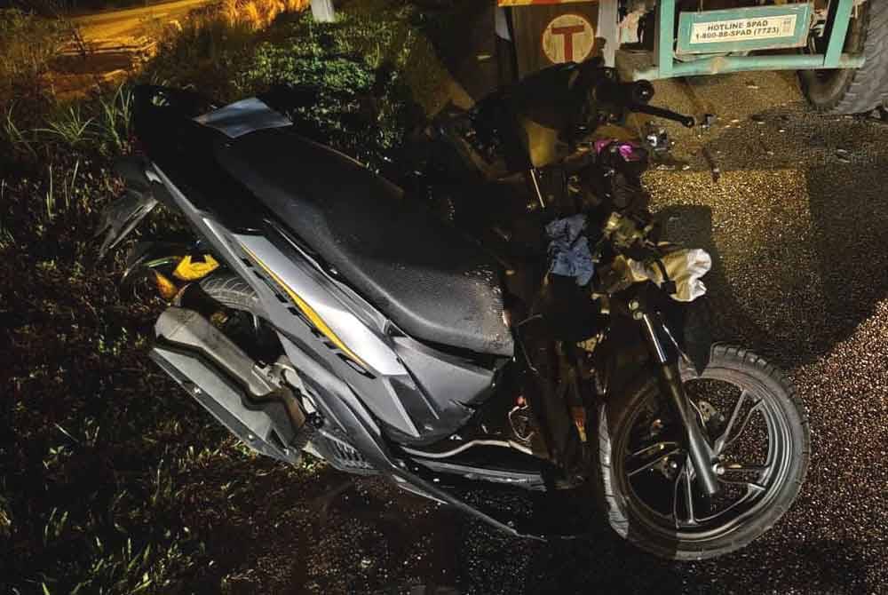 Keadaan motosikal dinaiki mangsa selepas terlibat kemalangan.