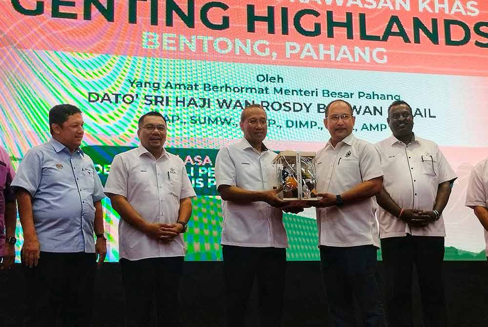 Mohammad Fakhruddin (tengah) menerima cenderamata yang disampaikan Rose Shamsul (tiga dari kanan).