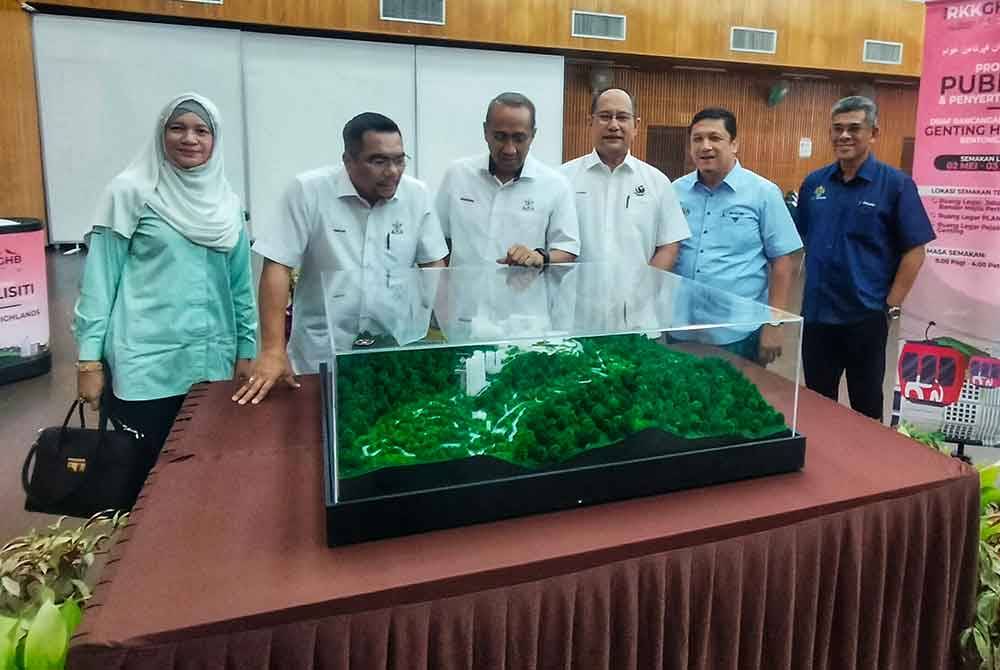 Mohammad Fakhruddin (tengah) bersama Amizar(dua dari kiri) dan Rose Shamsul (tiga dari kanan) melihat replika model pembangunan sempena RKK Genting Highlands