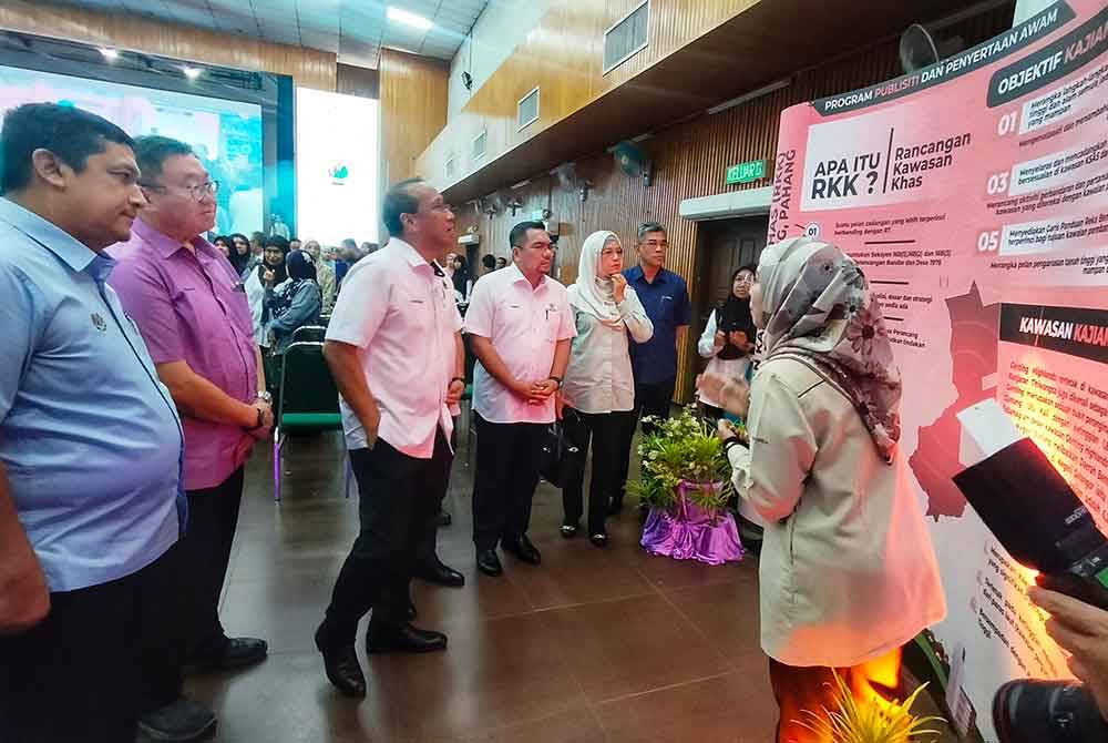 Muhammad Fakhruddin (tengah) mendengar penerangan yang disampaikan sempena RKK Genting Highlands