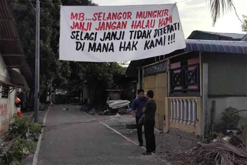 Pihak penguat kuasa berada di lokasi sebelum kerja-kerja perobohan dijalankan pada Isnin