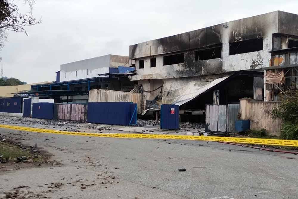 Keadaan kilang cat yang terbakar dalam kejadian pada lewat petang Isnin.