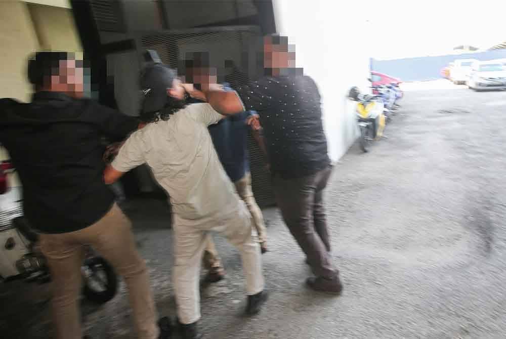 Situasi petugas media dihalang merakam gambar seorang pengarah urusan sebuah syarikat hartanah yang direman Suruhanjaya Pencegahan Rasuah Malaysia (SPRM) bagi siasatan kes tanah rizab Melayu.