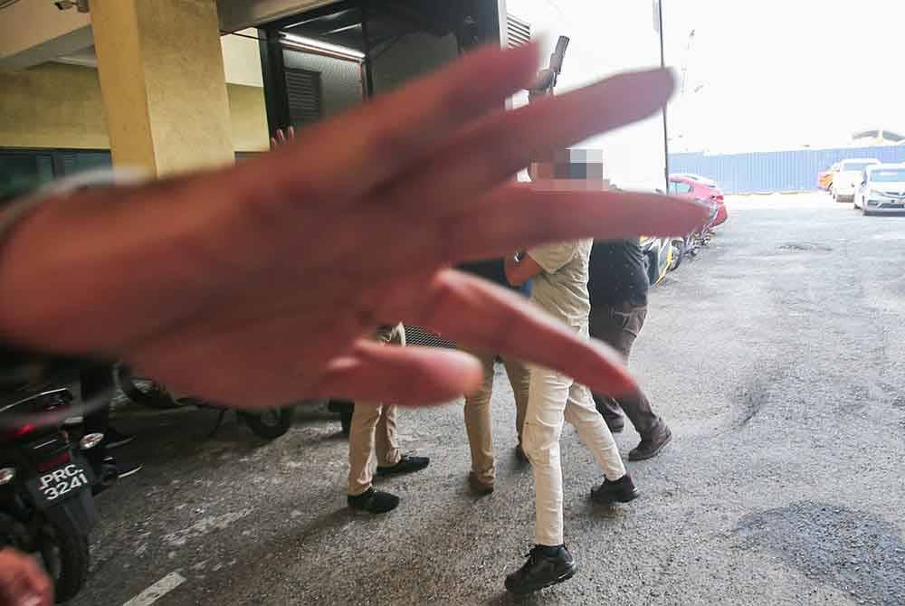 Beberapa individu melakukan cubaan menutup lensa kamera petugas media dengan tangan dan badan.