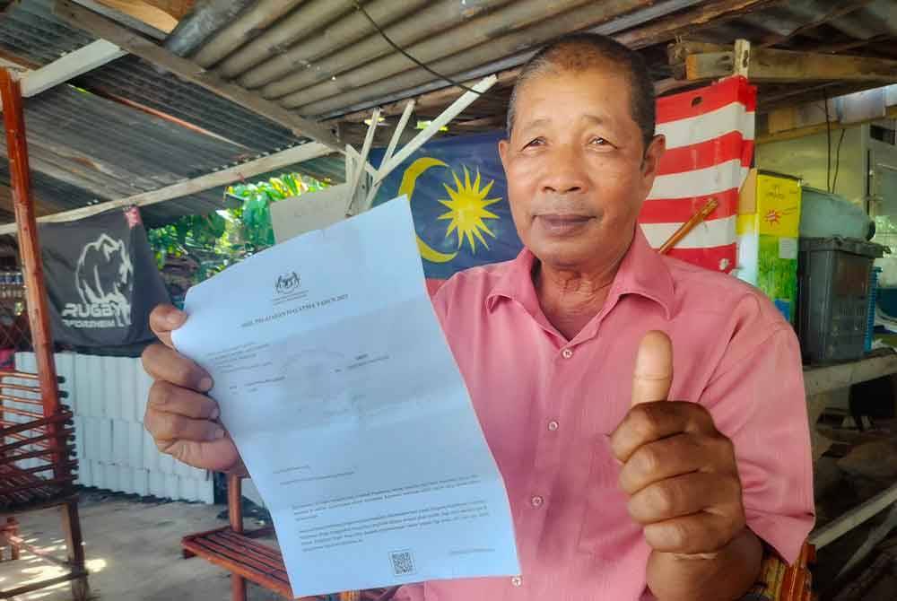 Hamidan menunjukkan keputusan SPM bagi subjek Sains yang diperolehinya.