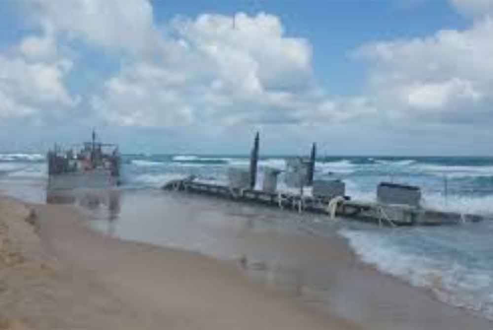 Bahagian jeti yang hanyut akibat ombak kuat di pantai Gaza.