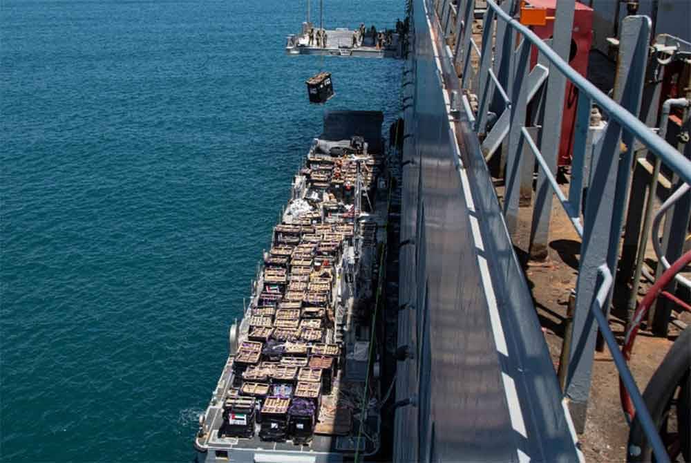 Bekalan bantuan dari beberapa negara dikumpulkan di Cyprus sebelum berlayar ke Genting Gaza.