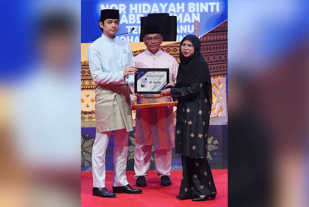 Tengku Hassanal berkenan mengurniakan hadiah kepada Johan Menunggu Qariah Tilawah dan Hafazan Al-Quran (MTHQK) Peringkat Kebangsaan Tahun 1445H/2024M, Nor Hidayah Abd Rahman. Foto Bernama
