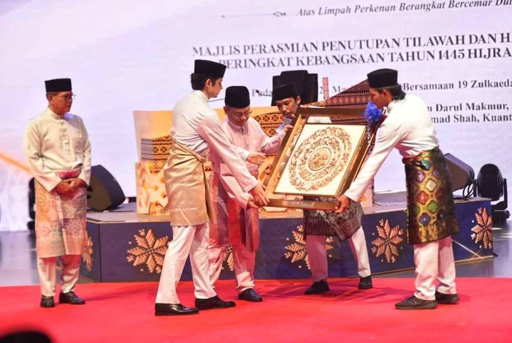 Tengku Hassanal berkenan menerima cenderahati selepas menyempurnakan penutupan MTHQK 2024 di Auditorium Darul Makmur, Kompleks Penyiaran Sultan Haji Ahmad Shah pada Selasa. Foto Jabatan Penerangan Pahang