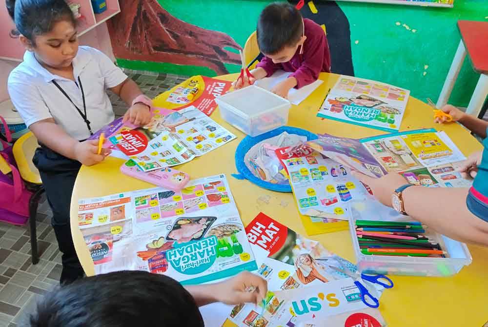 Alat teknologi seperti video di YouTube, kuiz dalam talian, buku interaktif dan aplikasi pembelajaran adalah antara yang menarik dan boleh membantu meningkatkan motivasi serta tumpuan kanak-kanak dalam membaca dan menulis.Gambar hiasan