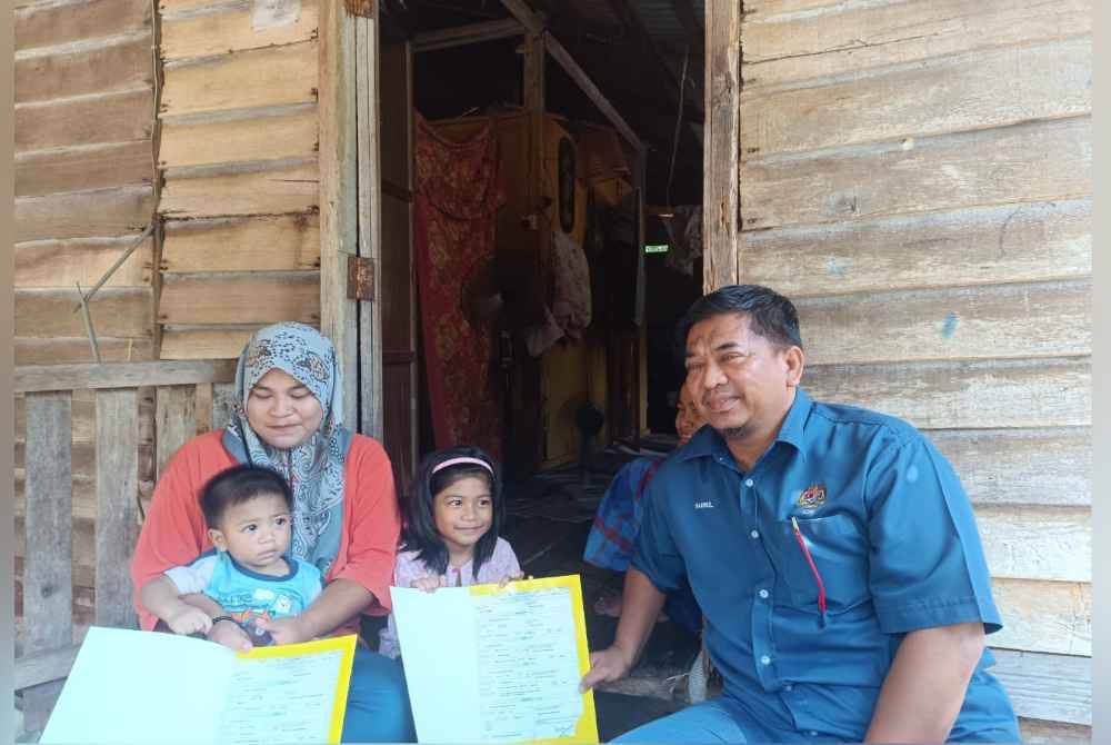Badrul Hisham (kanan) bersama Siti Zulaiha Ashikin (kiri) dan anak-anaknya.