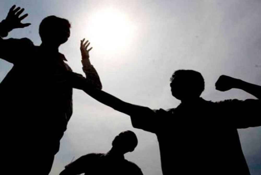 Polis sedang mengesan lima lelaki disyaki terlibat dalam kejadian pergaduhan di sebuah kedai permainan komputer di kawasan Buntong di Ipoh Isnin lepas. Gambar hiasan