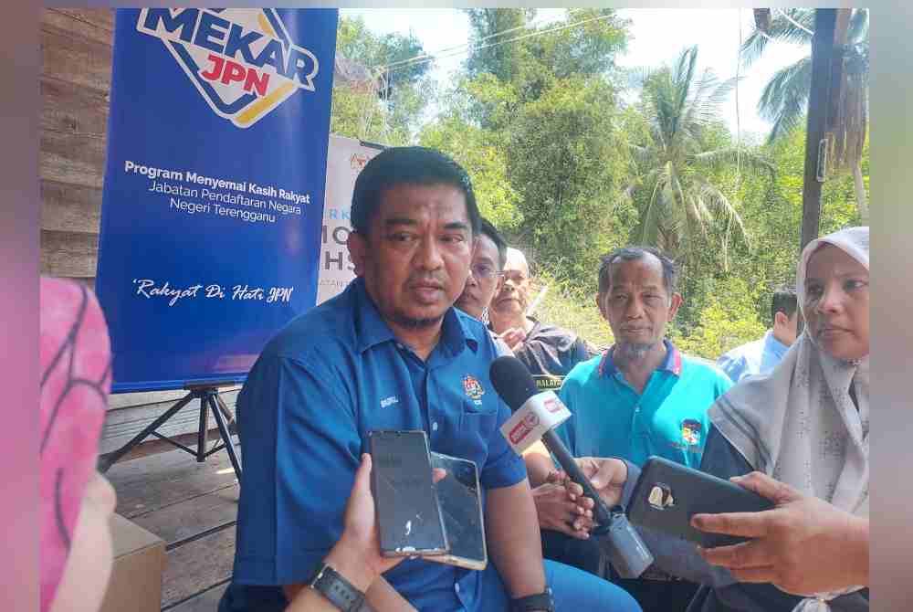 Badrul Hisham ketika sidang akhbar selepas Penyerahan Sijil Kelahiran di Kampung Pengkalan Ubi Keling, Kuala Besut pada Rabu.