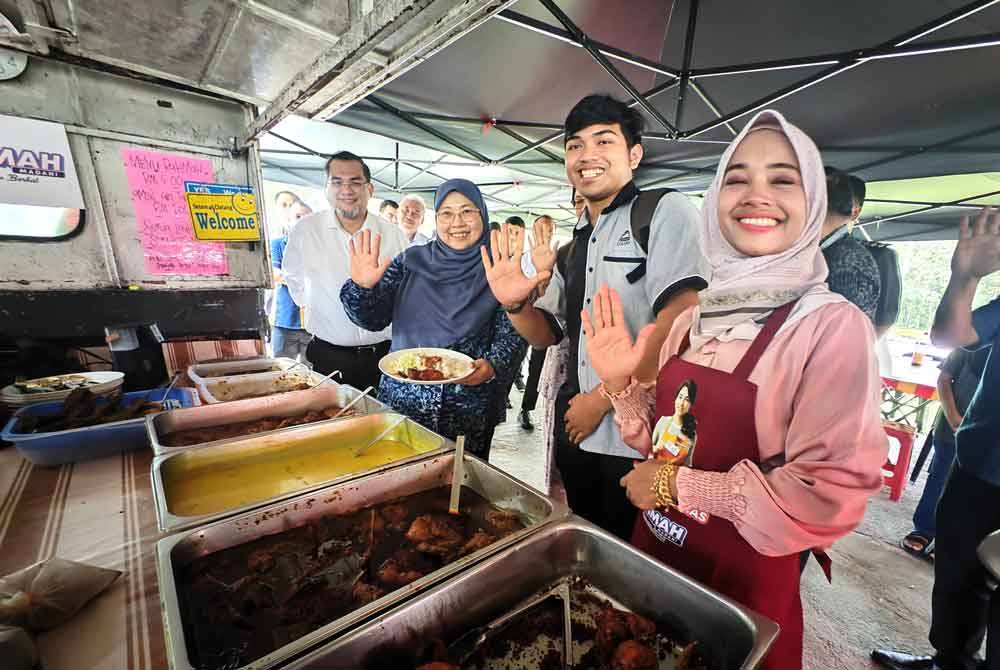 Fuziah (dua dari kiri) menunjukkan sepinggan nasi berharga RM5.