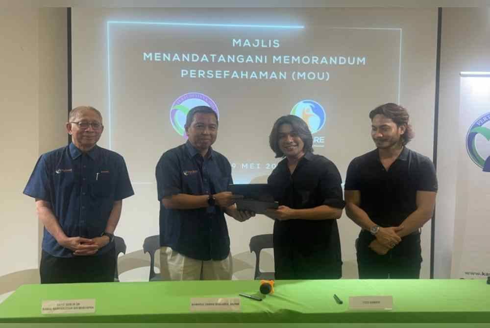 Dari kiri; Pengerusi MyCARE, Datuk Seri Dr Kamal Nasaruddin Mustapha, Kamarul Zaman, Tyzo Xander dan Putera Amaris ketika sesi pertukaran MoU antara MyCARE dan Pertubuhan Kasih Tyzo.