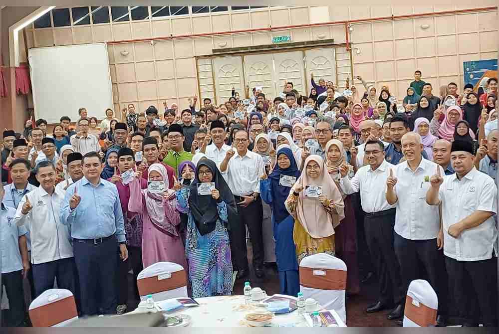 Wan Rosdy bersama pelajar cemerlang selepas Majlis Penyampaian Sumbangan Pelajar Cemerlang Orang Asli dan SMA Pahang SPM 2023 di Dewan SUK, Wisma Sri Pahang pada Rabu.