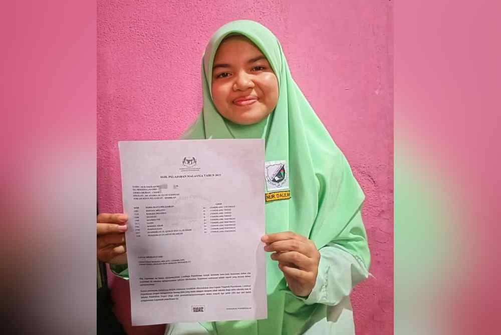 Nur Dalilah bersama slip keputusan SPM 2023.