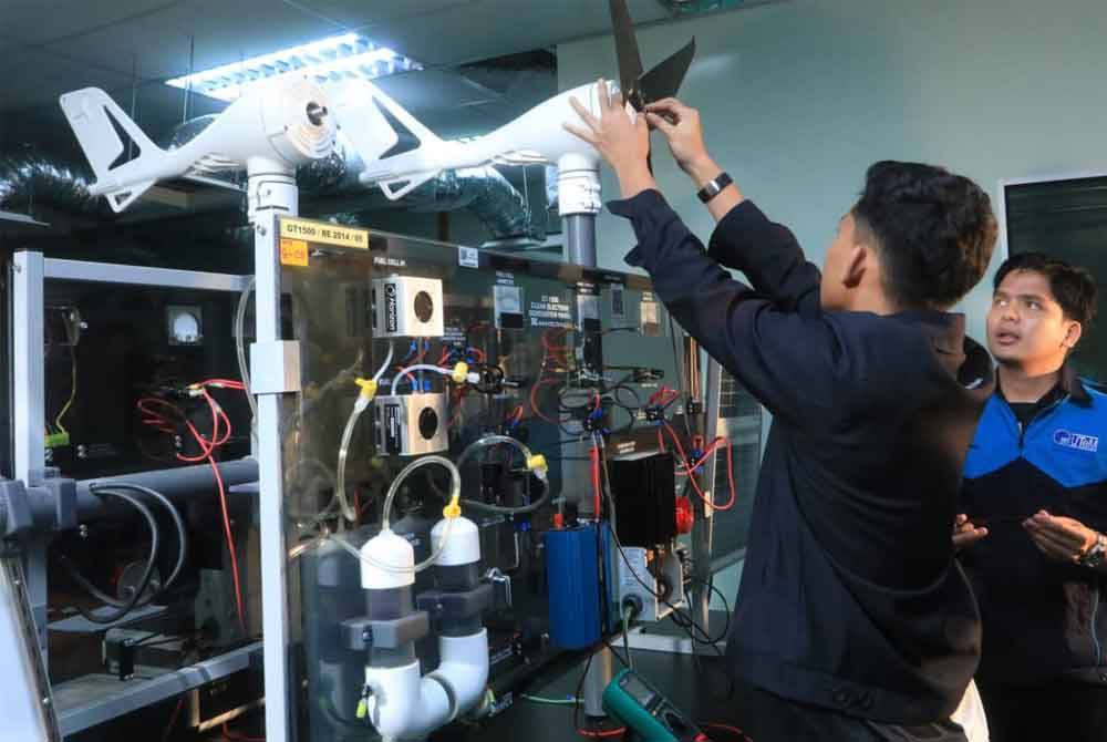 UTeM menjana graduan menerusi bidang pengajian yang terus menjadi buruan industri dalam dan luar negara. - Gambar hiasan.