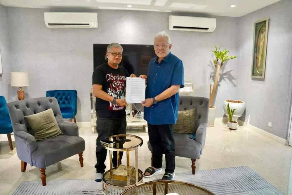 Azahar (kiri) menyerahkan Surat Arahan MPT daripada lima ADUN Bersatu Perlis kepada Hamzah. Foto Facebook Hamzah Zainudin