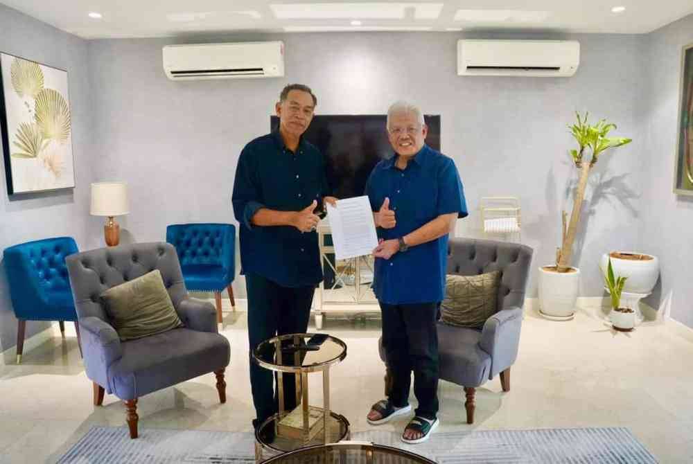 Rosol (kiri) menyerahkan Surat Arahan MPT daripada lima ADUN Bersatu Terengganu kepada Hamzah. Foto Facebook Hamzah Zainudin