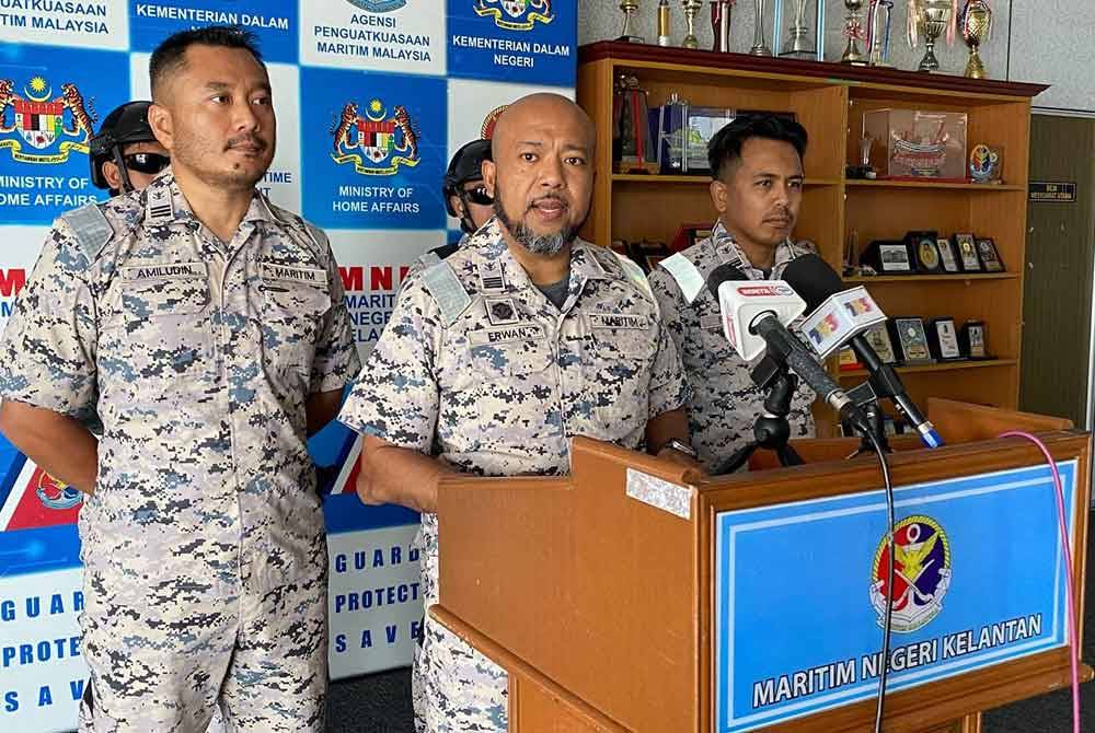 Erwan Shah (tengah) semasa sidang akhbar pada Khamis.