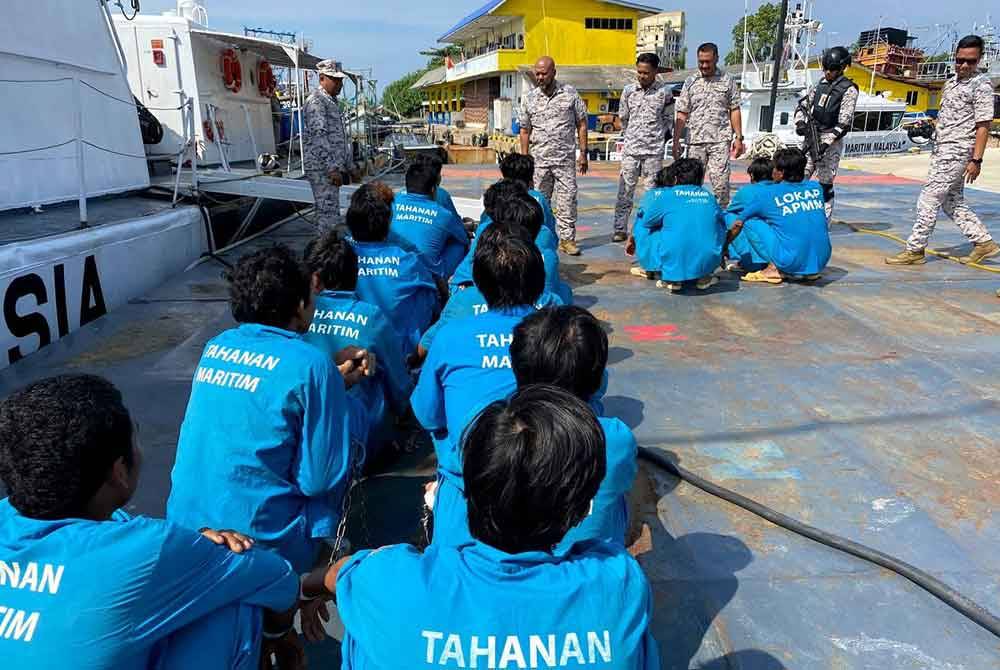 Maritim Malaysia Kelantan berjaya menahan dua buah bot serta 21 nelayan asing Vietnam termasuk tekong yang berusia 16 hingga 67 tahun.