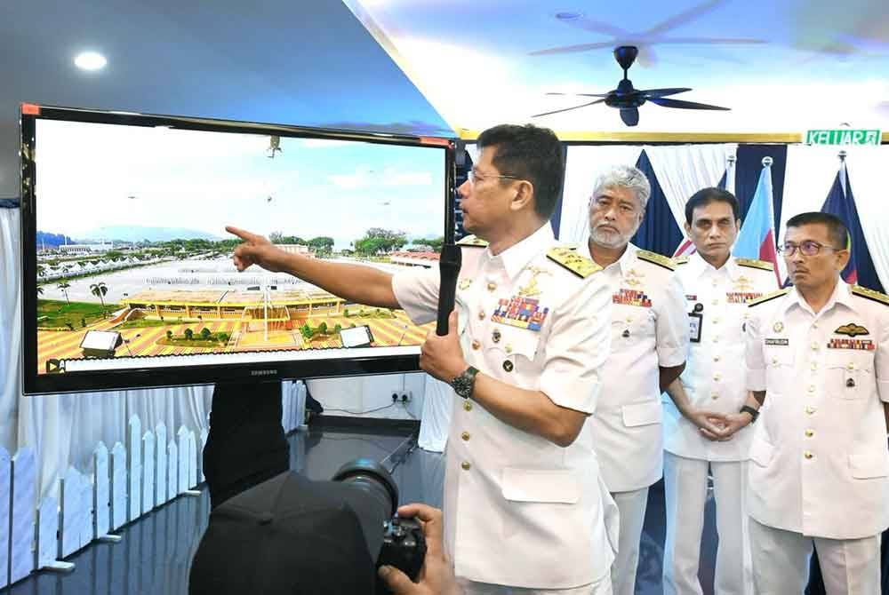 Abdul Rahman menunjukkan rakaman insiden helikopter TLDM terhempas di Pangkalan TLDM Lumut, Perak, 23 April lalu,