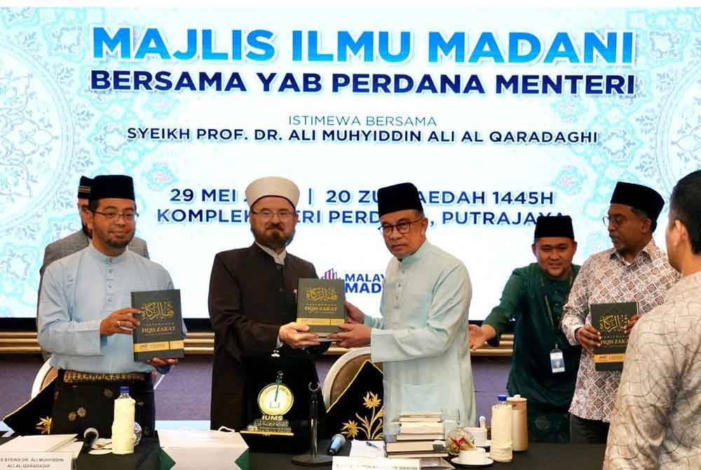 Anwar (tiga dari kiri) melancarkan terjemahan Kitab Fiqh Zakat karya Yusuf Al-Qaradawi dalam bahasa Melayu di Kompleks Seri Perdana pada Rabu.