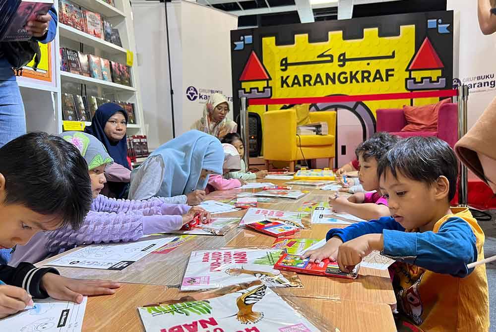 Pelbagai aktiviti menarik disediakan di reruai Karangkraf termasuk pertandingan mewarna untuk kanak-kanak