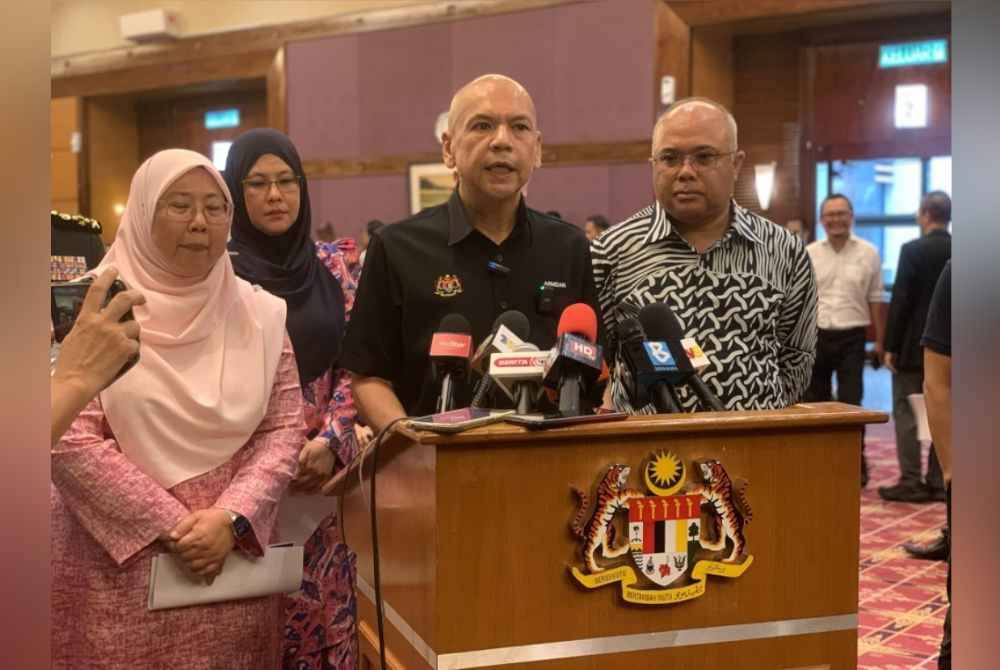 Fuziah (kiri), Armizan dan Ketua Setiausaha KPDN, Datuk Seri Mohd Sayuthi Bakar (kanan) pada sidang media ketika Hari Terbuka SKDS 2.0 pada Khamis.